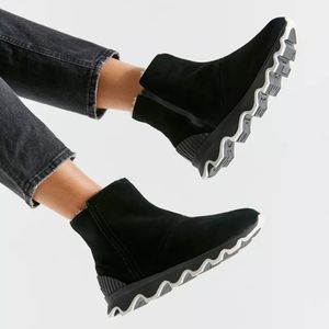 SHIPS FREE! Sorel Kinetic Short Waterproof Boots